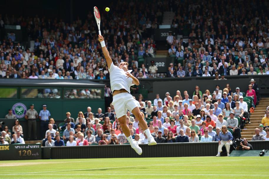 Salto all&#39;indietro durante un match a Wimbledon per Roger Federer (Afp)